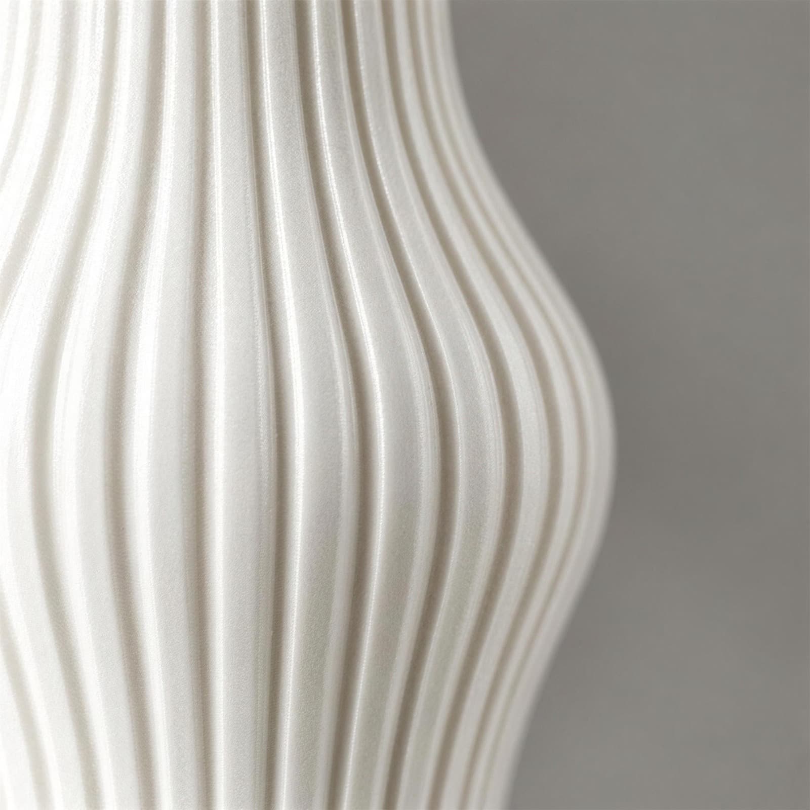 Cintura – hohe Vase mit feinen senkrechten Rippen und tailliertem Körper aus dem 3D-Druck 3