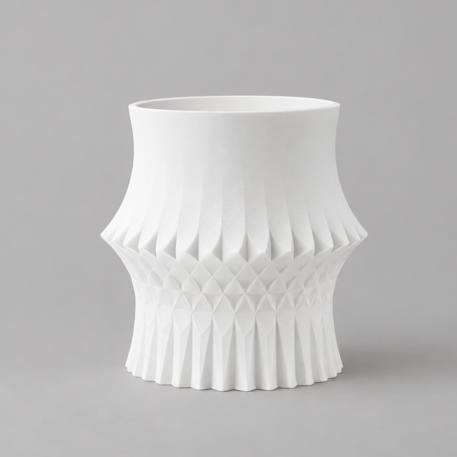 Carato – kleiner Übertopf mit Facettenrelief und Taille aus dem 3D-Druck