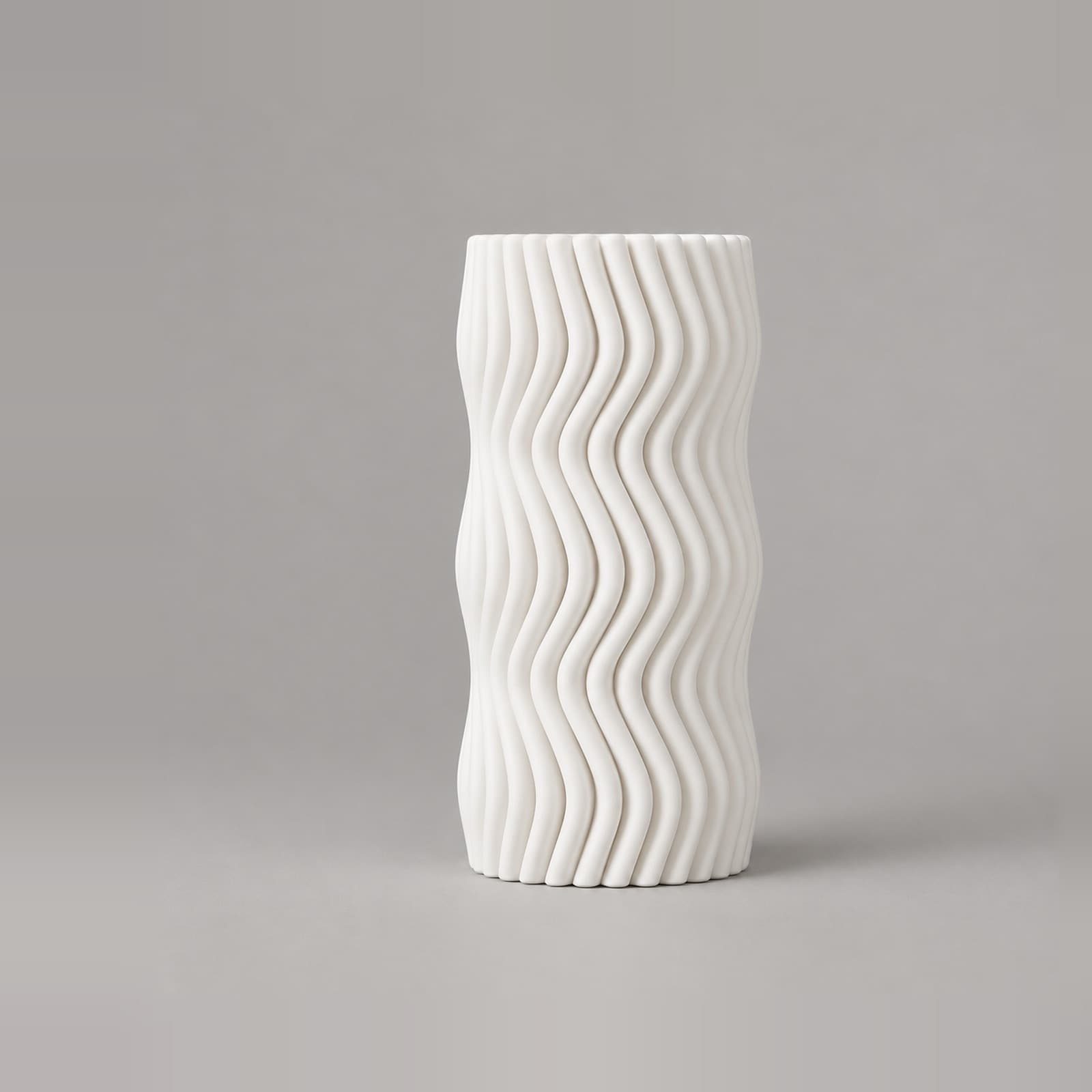 Saetta – Vase mit wellenförmig verlaufenden senkrechten Rippen aus dem 3D-Druck