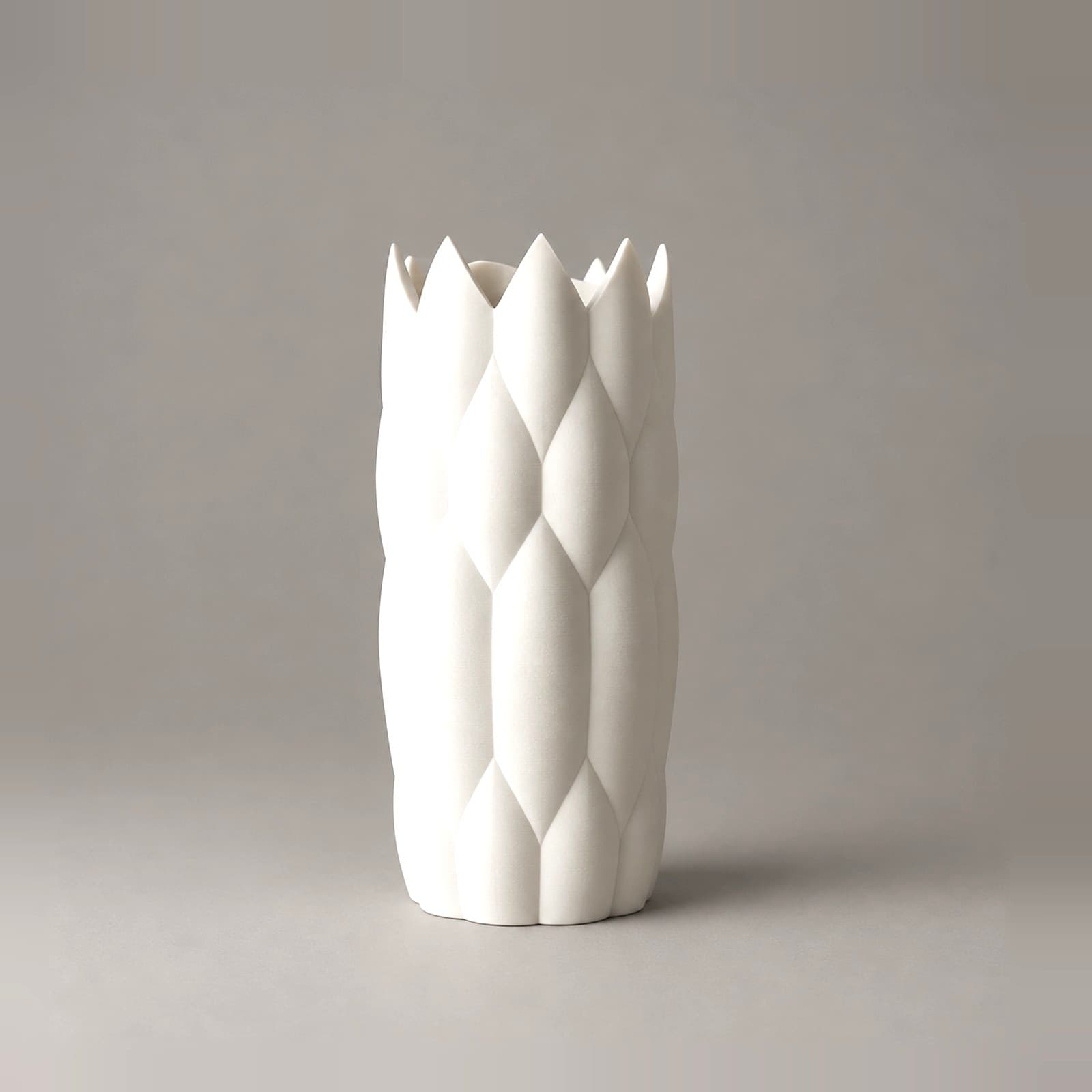 Corona – Vase mit Zackenkrone und Blütenblatt-Facetten aus dem 3D-Druck