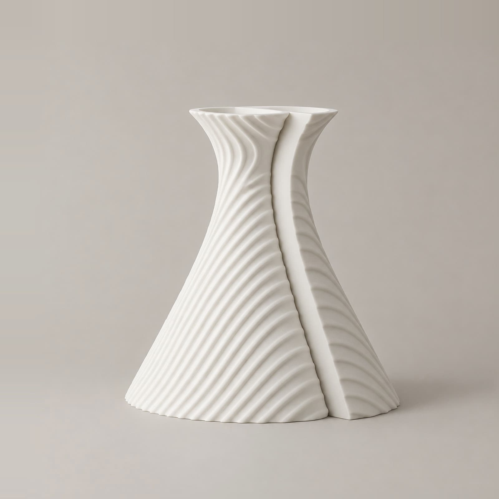 Duetto – Vasenpaar aus zwei Hälften mit ausgestellter Trichterform und Spiralrippen aus dem 3D-Druck