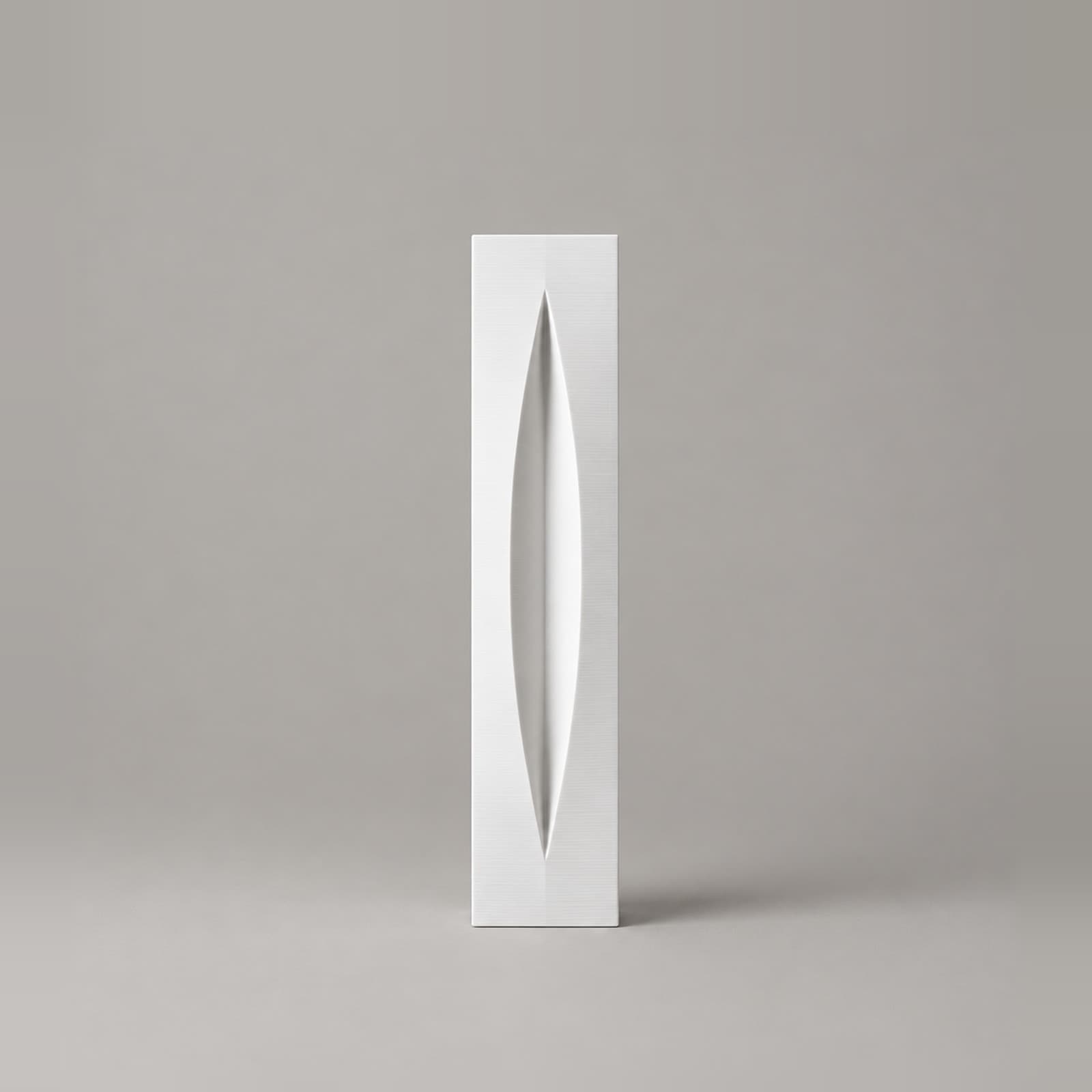 Fessura – schmale hohe Vase mit spitz zulaufenden Aussparungen aus dem 3D-Druck