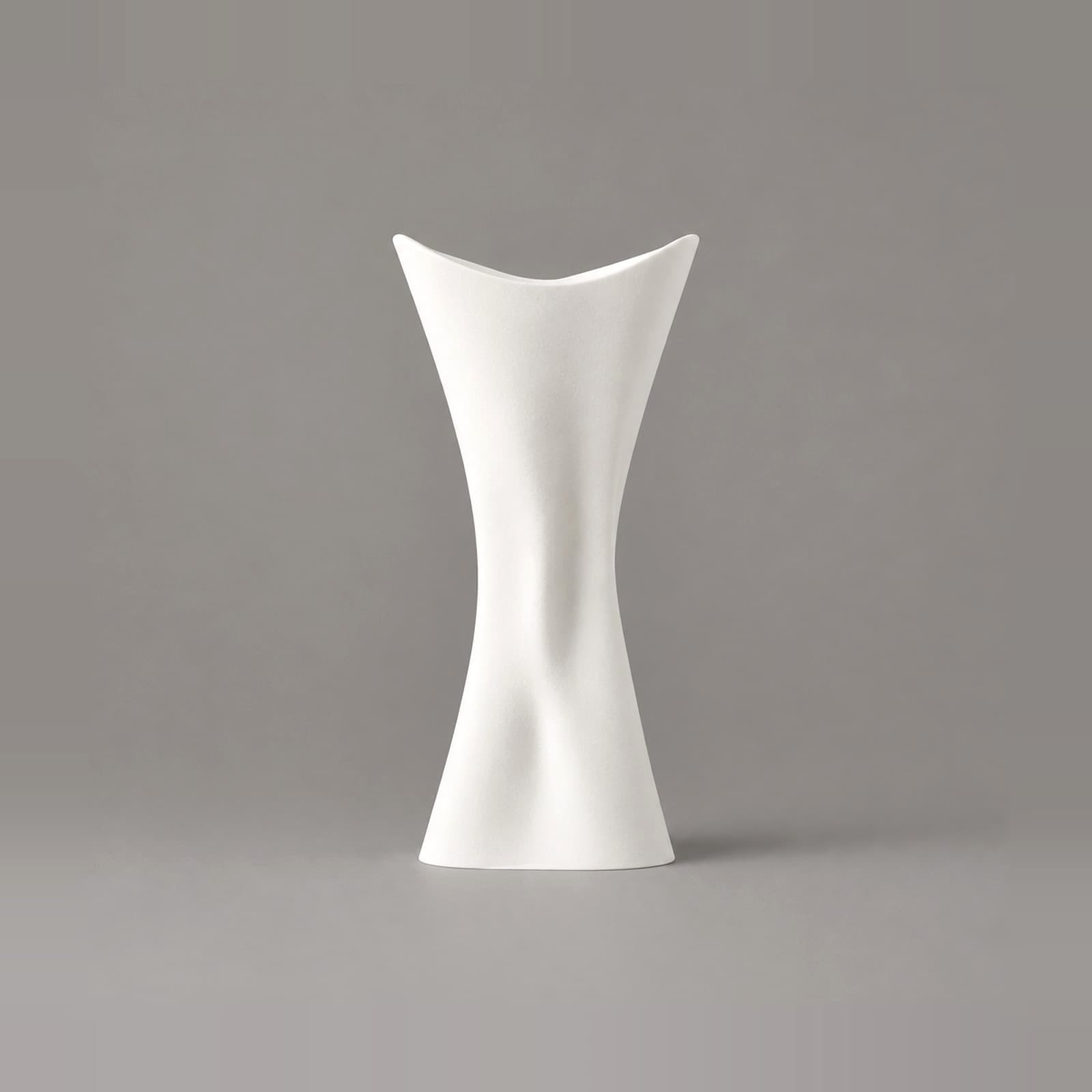 Tromba – hohe Vase mit trompetenförmigem Rand und gefalteter Taille aus dem 3D-Druck