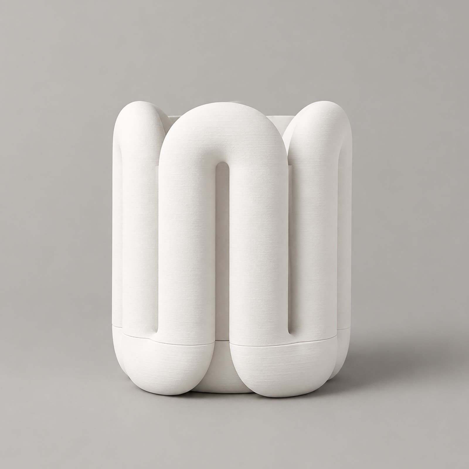 Meandro – Übertopf aus nebeneinander stehenden Rohrschlaufen und Untersetzer aus dem 3D-Druck