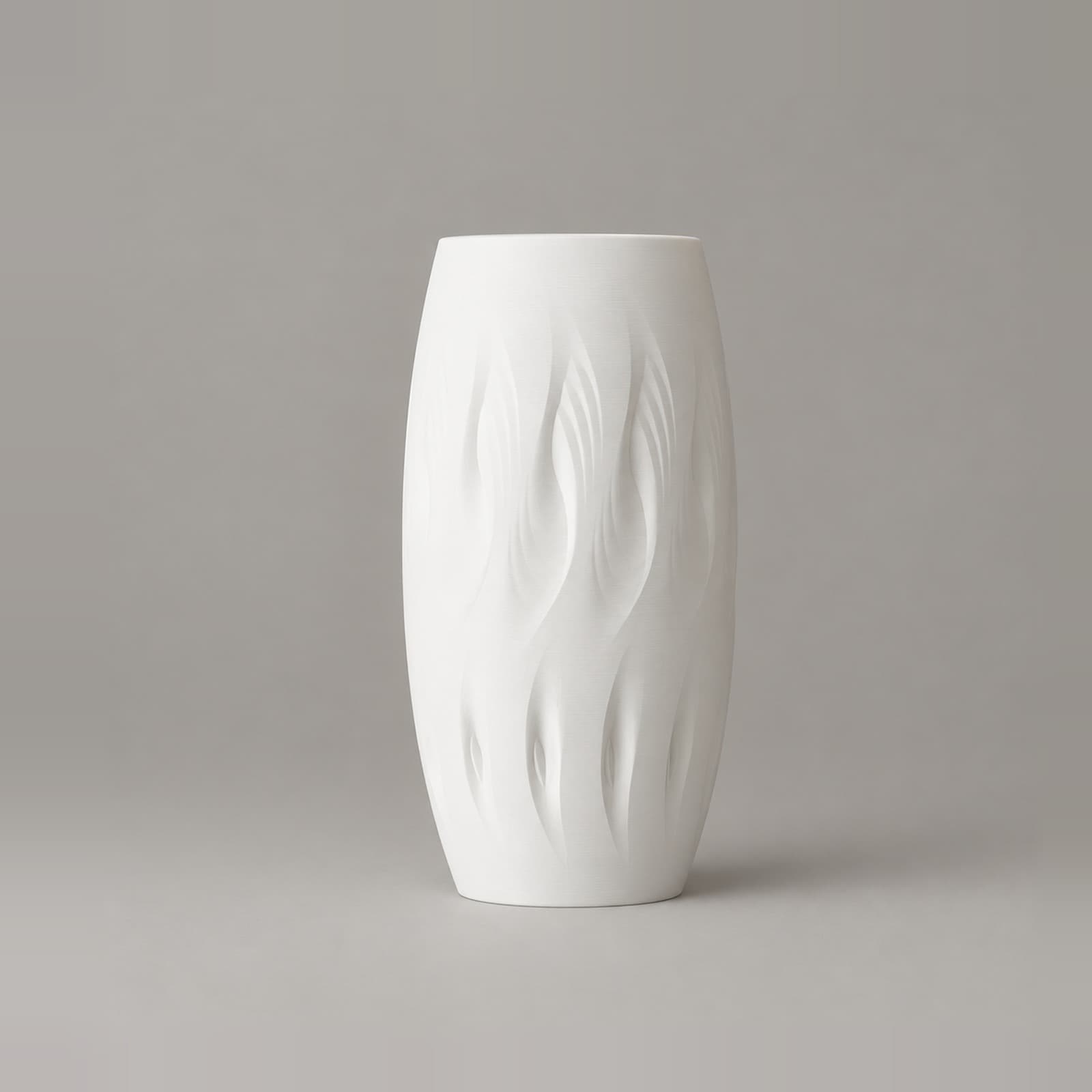 Fiammata – hohe Vase mit flammenförmigem Relief aus dem 3D-Druck