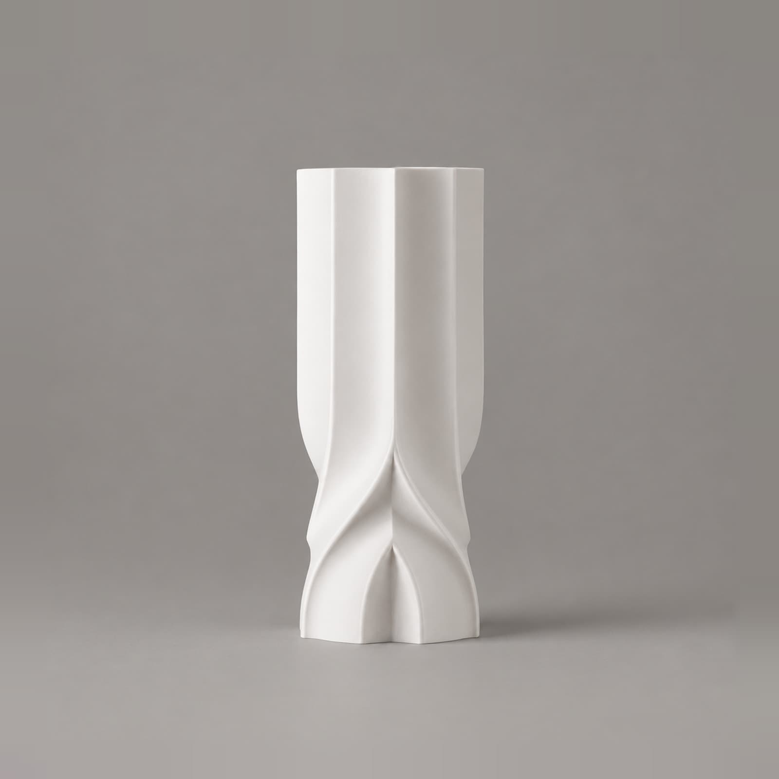 Incrocio – Vase mit gekreuzter Falte am Fuß aus dem 3D-Druck