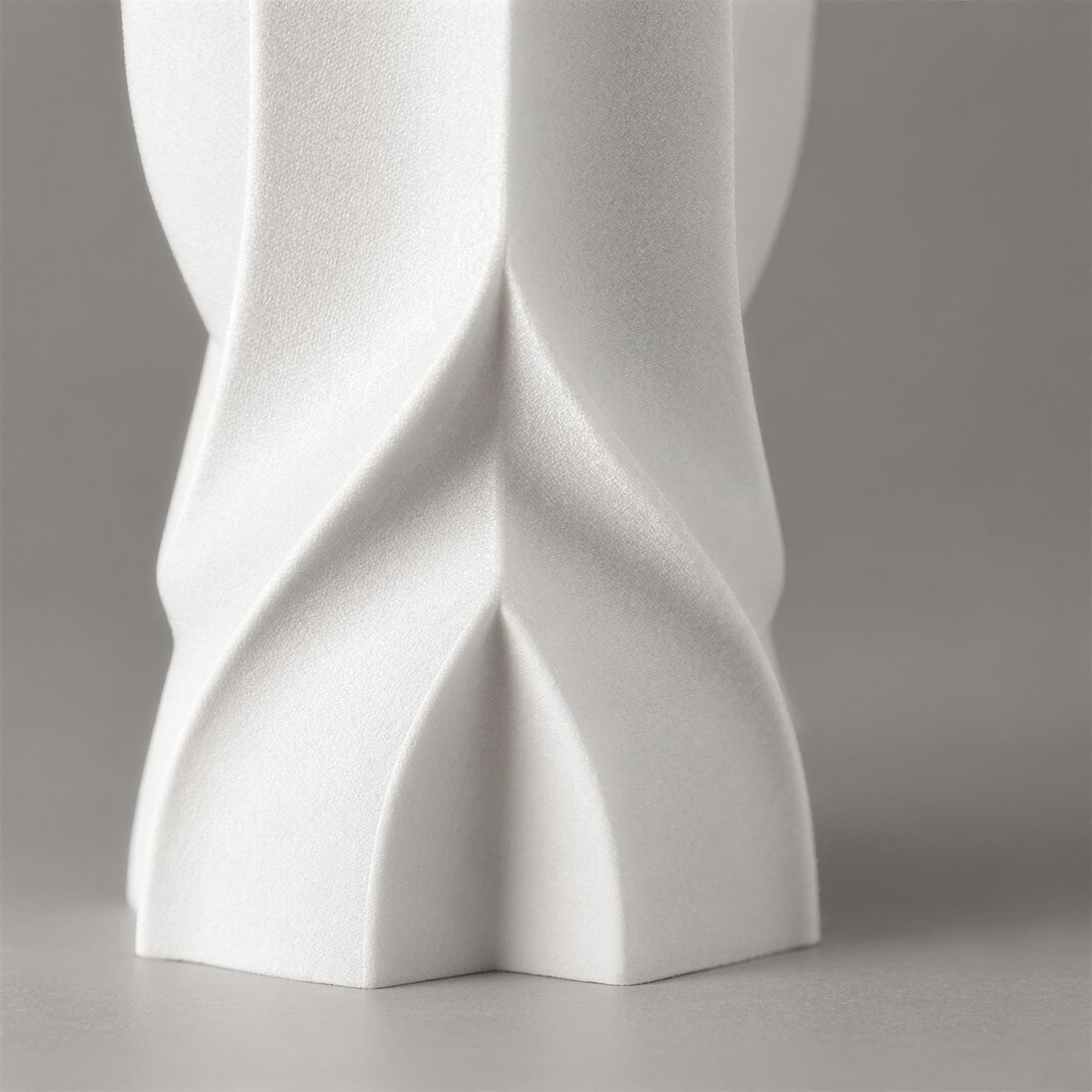 Incrocio – Vase mit gekreuzter Falte am Fuß aus dem 3D-Druck 3