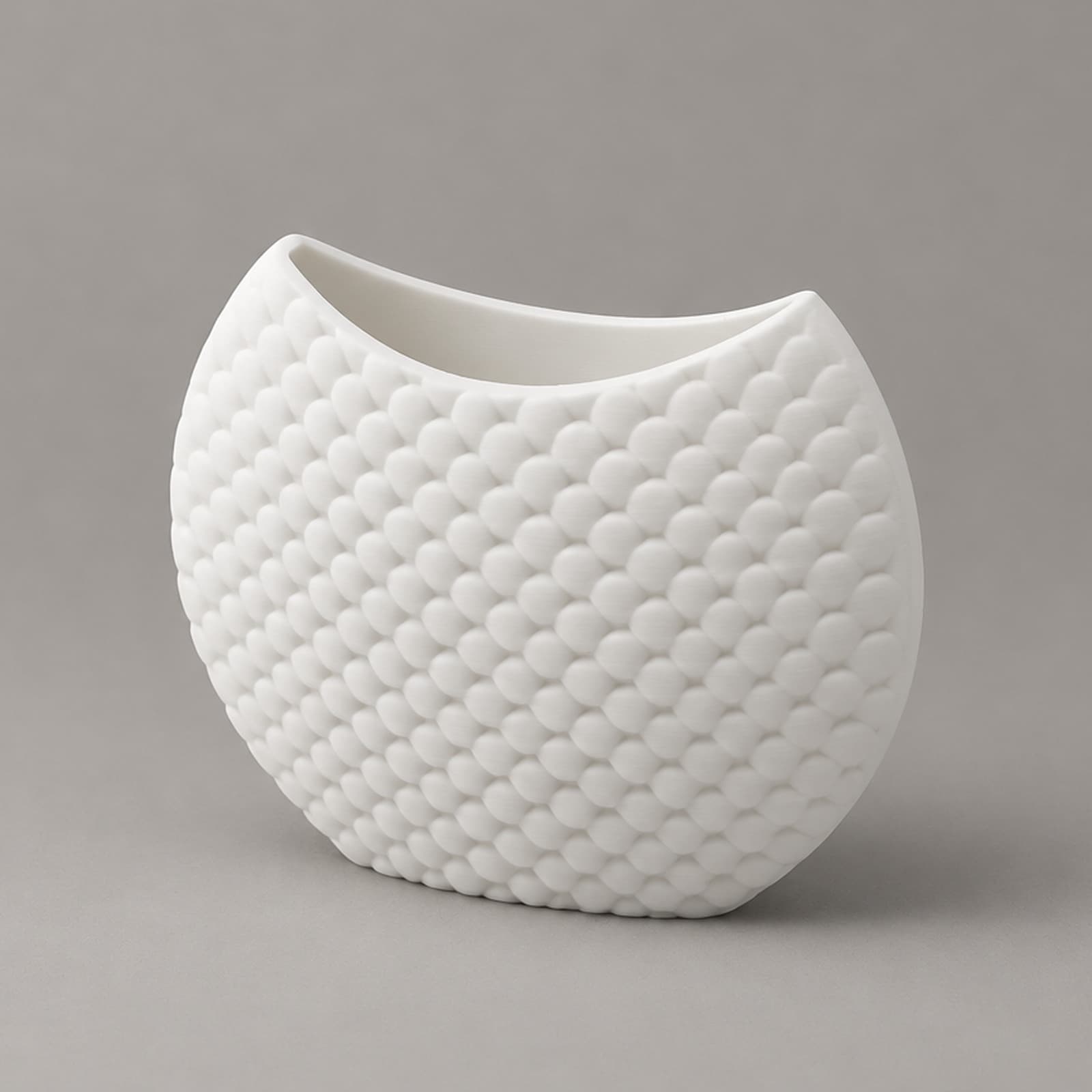 Scaglia – flache Vase mit Schuppenrelief aus dem 3D-Druck