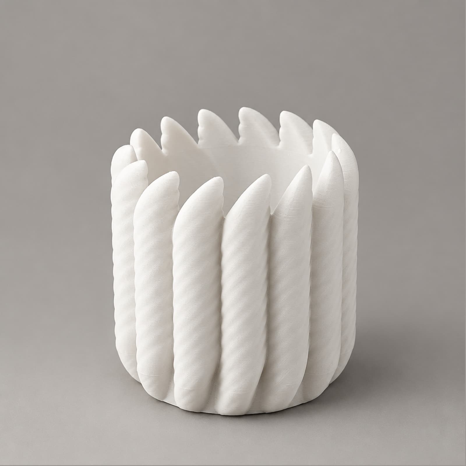 Fune – Übertopf mit gedrehten Seilrippen aus dem 3D-Druck