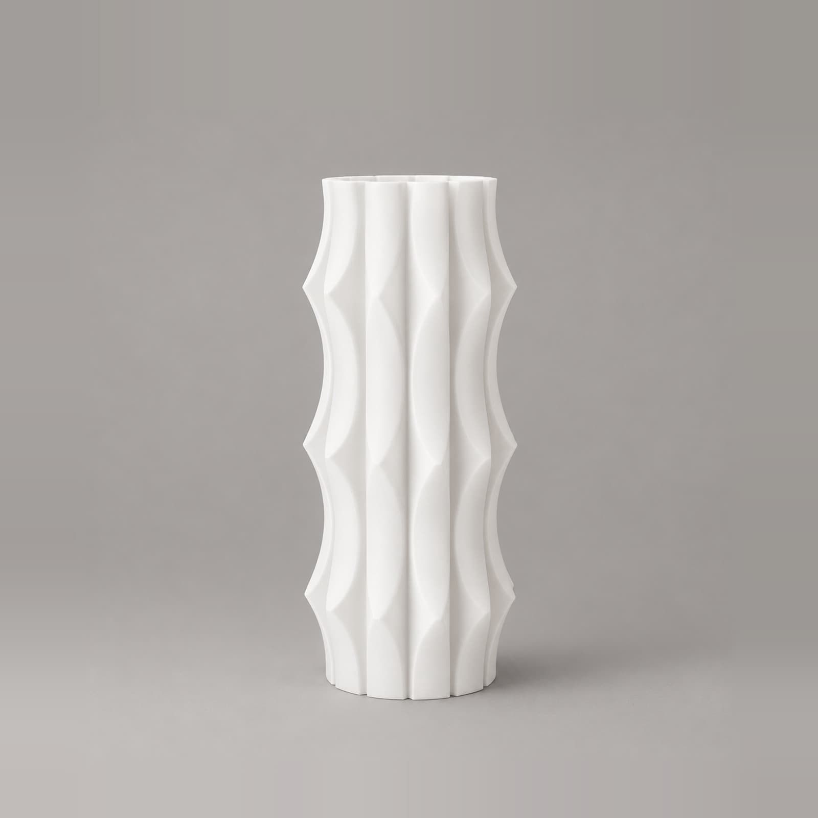 Cuspide – hohe Vase mit Rippenfinnen aus dem 3D-Druck
