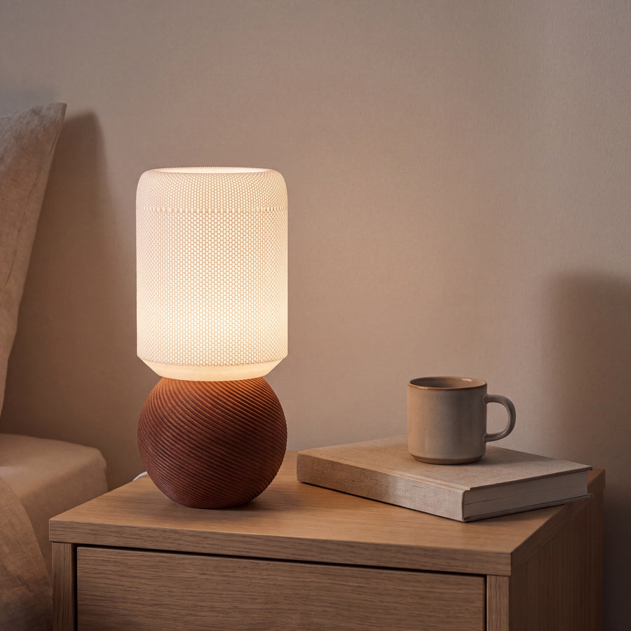Alva – Tischlampe mit Mesh-Schirm auf Terrakotta-Kugelsockel aus dem 3D-Druck