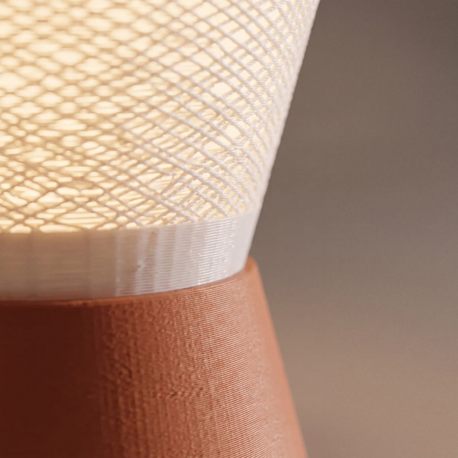 Calo – Tischlampe in Kelchform mit Mesh-Schirm und Terrakotta-Fuß aus dem 3D-Druck