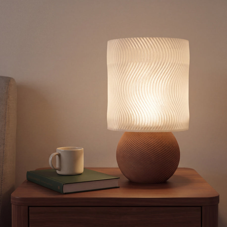 Fluvo – Tischlampe mit Wellenrelief auf Terrakotta-Kugel aus dem 3D-Druck