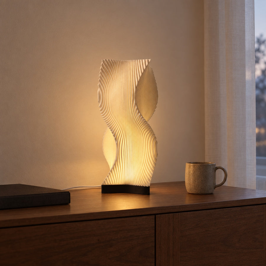 Vela – Tischlampe modern in Wellenform mit Blattstruktur aus dem 3D-Druck