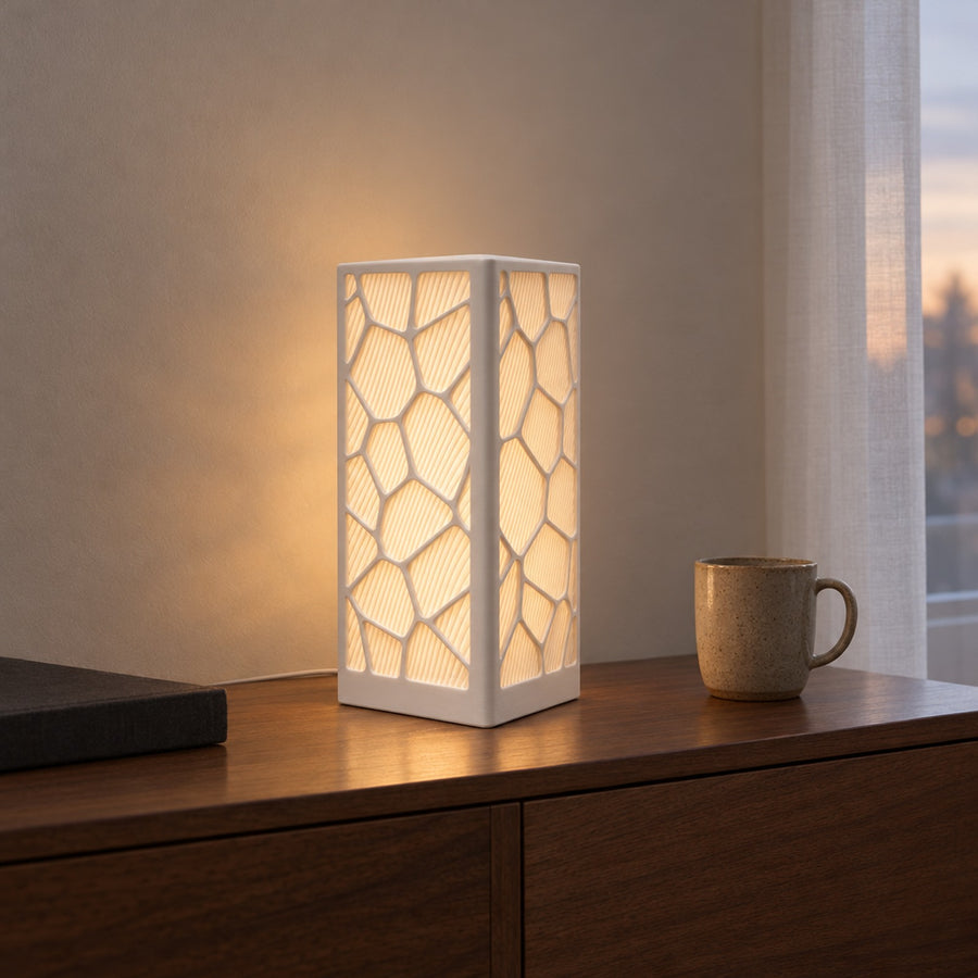 Favilla – Tischlampe LED USB mit Voronoi-Mantel um einen Wellenkörper