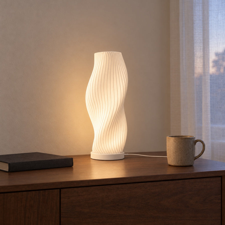 Triade – Tischlampe LED USB mit gedrehtem Wellenkörper aus dem 3D-Druck