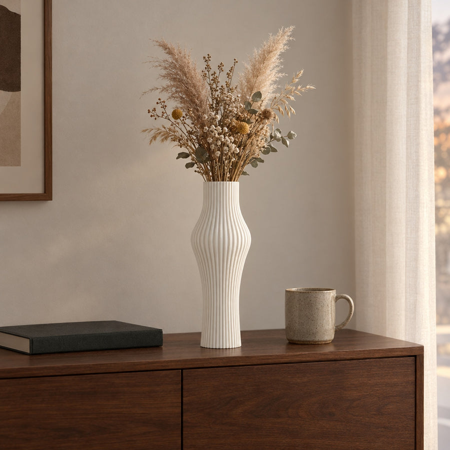 Cintura – Deko Vase für Trockenblumen mit feinen Rippen und tailliertem Körper