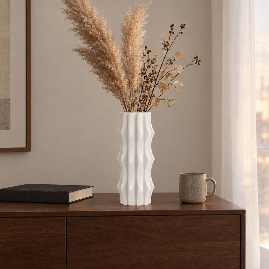 Cuspide – Deko Vase für Trockenblumen in hoher Form mit Rippenfinnen aus dem 3D-Druck