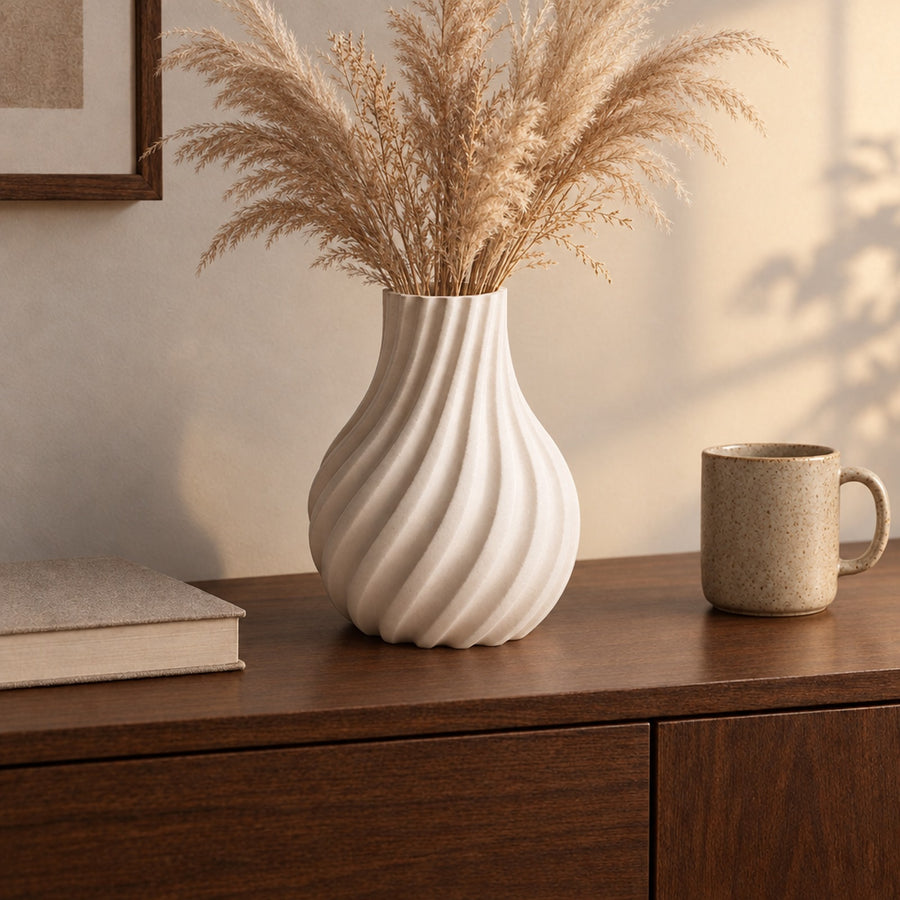 Vortice – Deko Vase für Trockenblumen in großer Form mit gedrehten Rippen