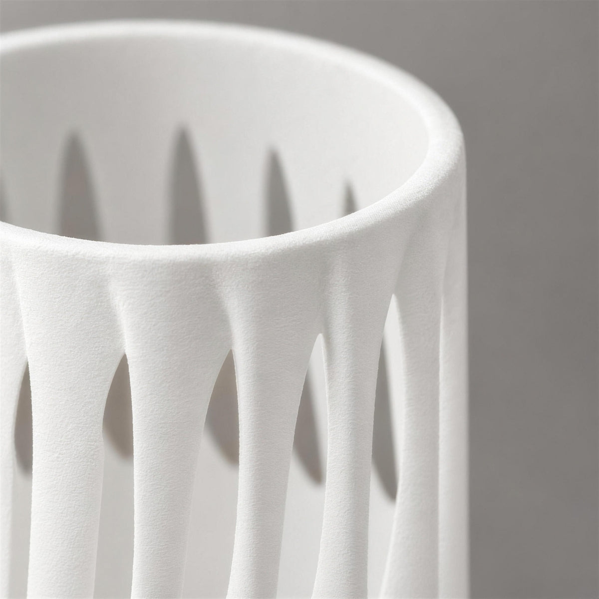 Feritoia – Deko Vase für Trockenblumen in schlanker Form mit Schlitzen