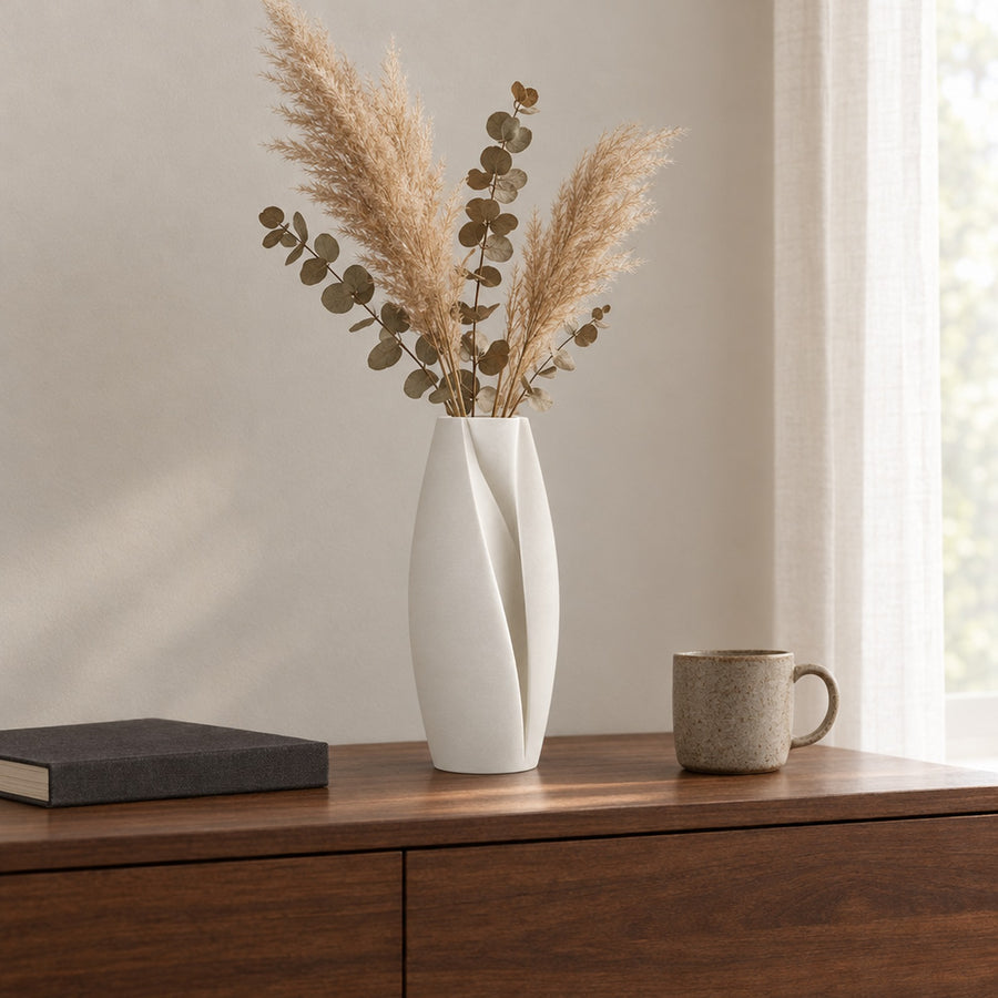 Avvolto – Deko Vase für Trockenblumen in schlanker Form mit Spiralfalte