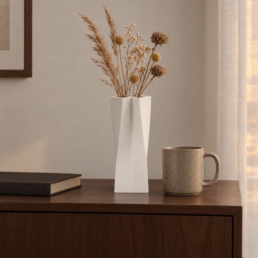 Crociera – Deko Vase für Trockenblumen in vierkantiger Form mit gefalteten Flächen