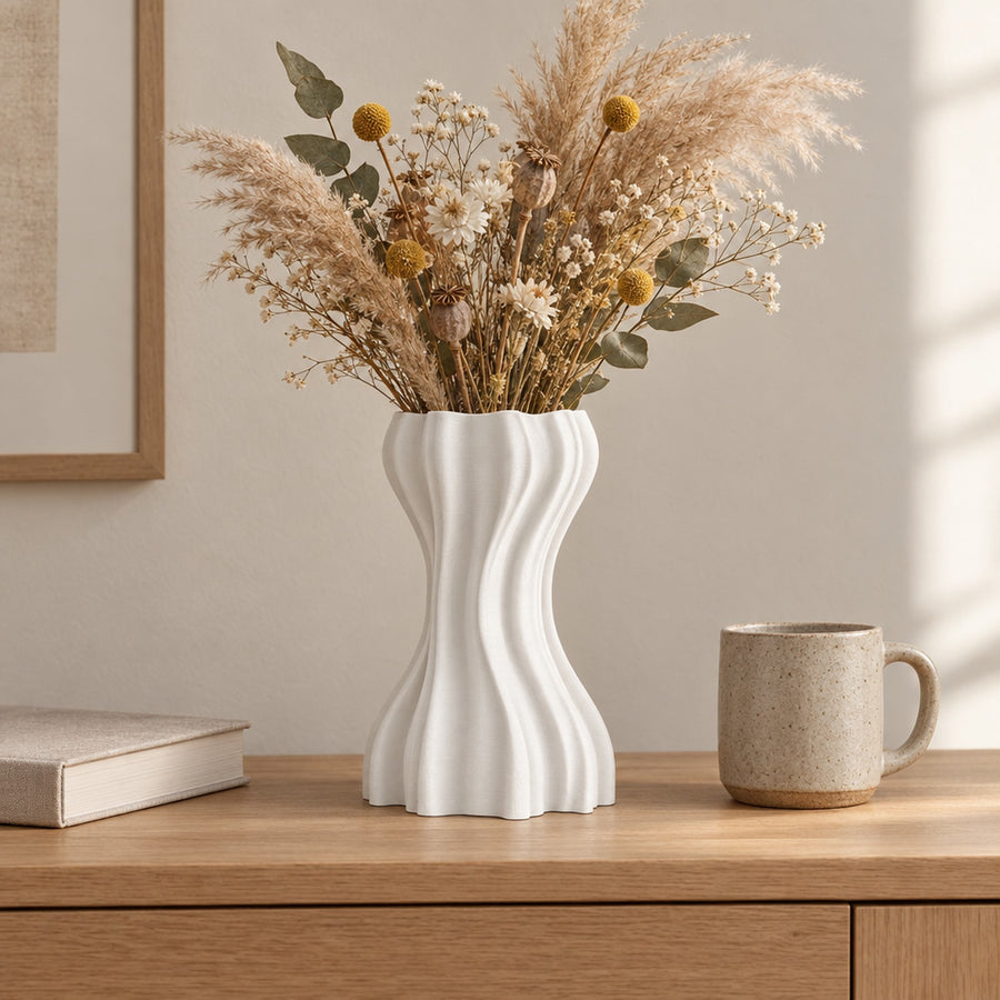Osso – Deko Vase für Trockenblumen in Sanduhrform mit tiefen Wellenrippen