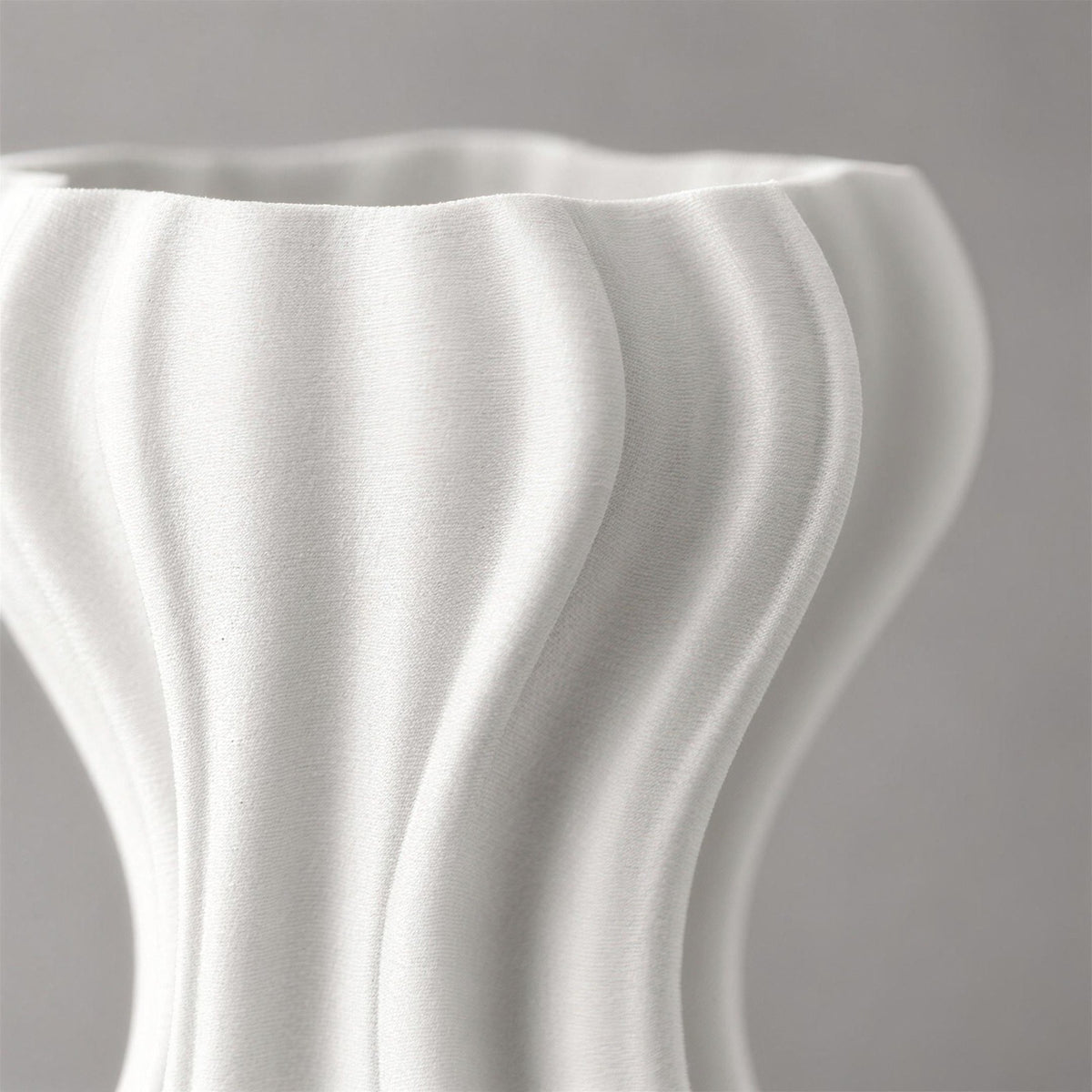 Osso – Deko Vase für Trockenblumen in Sanduhrform mit tiefen Wellenrippen