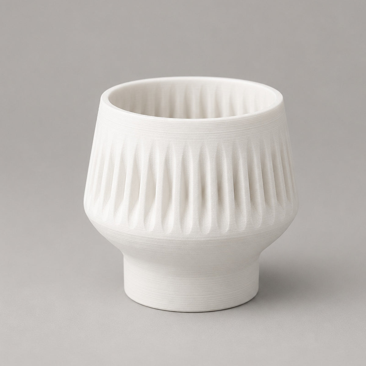 Listello – Teelichthalter mit schmalem Fuß und Kerbenband aus dem 3D-Druck