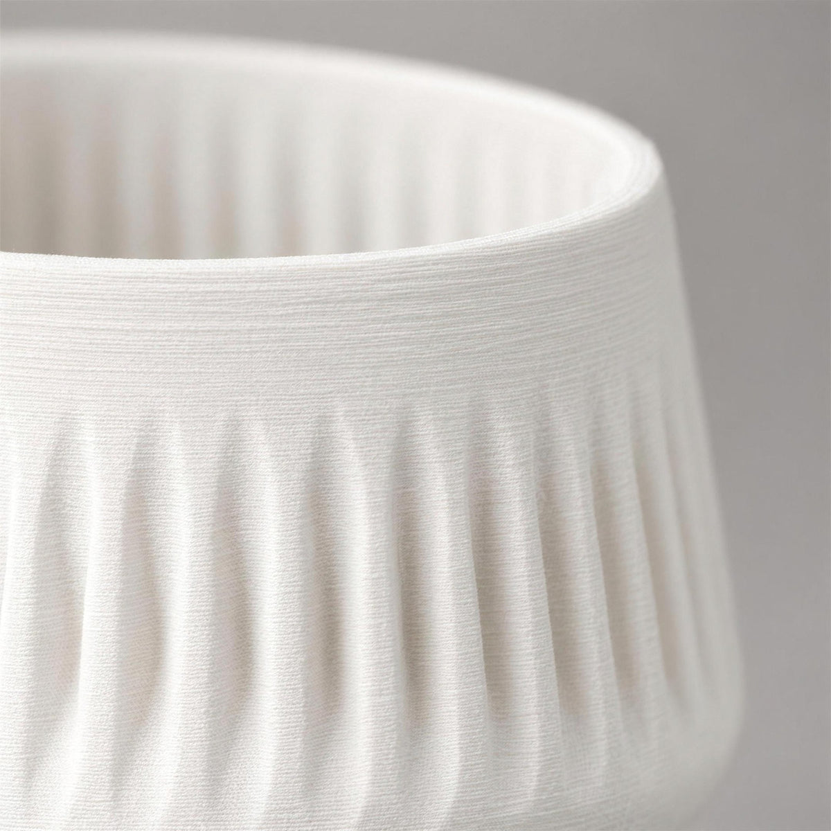 Listello – Teelichthalter mit schmalem Fuß und Kerbenband aus dem 3D-Druck