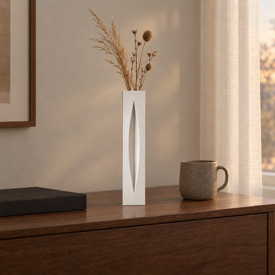 Fessura – Deko Vase für Trockenblumen in schmaler Form mit spitzen Aussparungen