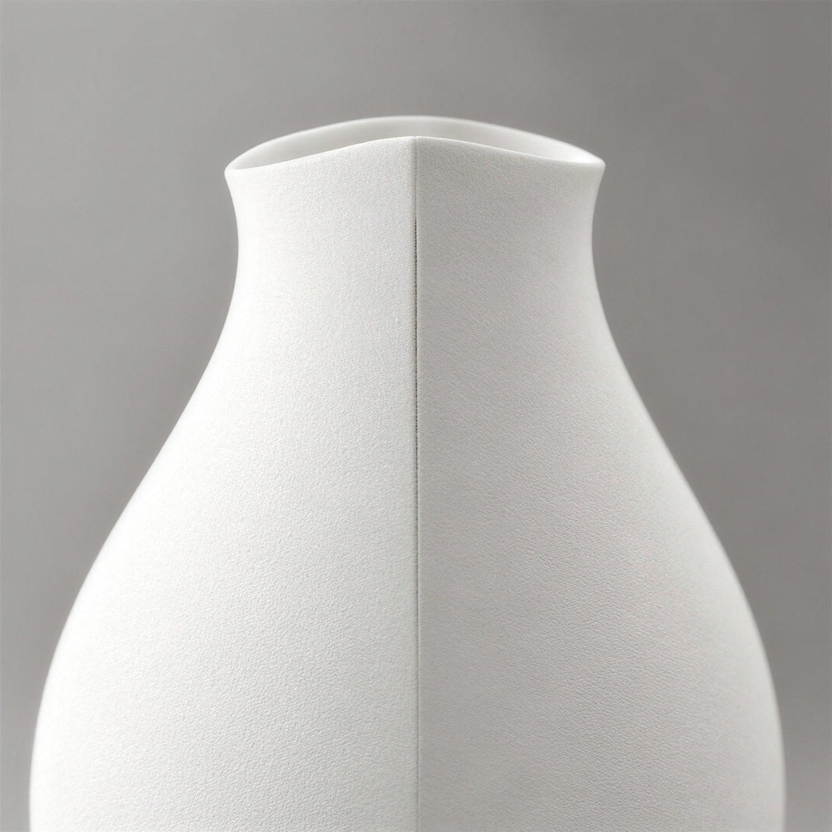 Garbo – schlanke taillierte Vase mit senkrechter Kante und gedrehtem Körper aus dem 3D-Druck